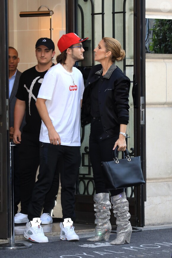 Céline Dion et son fils René-Charles Angelil sortent de l'hôtel Royal Monceau à Paris le 7 juillet 2017.