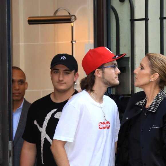 Céline Dion et son fils René-Charles Angelil sortent de l'hôtel Royal Monceau à Paris le 7 juillet 2017.
