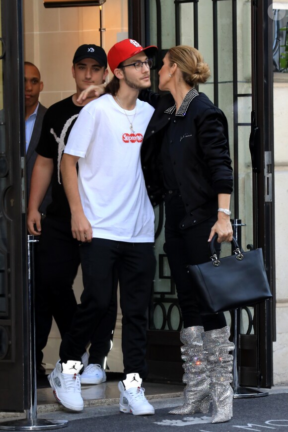 Céline Dion et son fils René-Charles Angelil sortent de l'hôtel Royal Monceau à Paris le 7 juillet 2017.