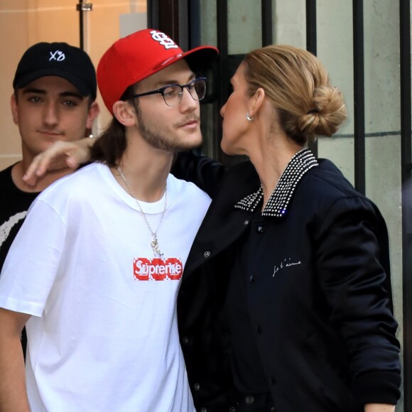 Céline Dion et son fils René-Charles Angelil sortent de l'hôtel Royal Monceau à Paris le 7 juillet 2017.