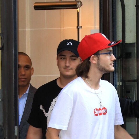 Céline Dion et son fils René-Charles Angelil sortent de l'hôtel Royal Monceau à Paris le 7 juillet 2017.