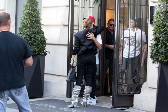 Céline Dion et son fils René-Charles Angelil sortent de l'hôtel Royal Monceau à Paris le 7 juillet 2017.