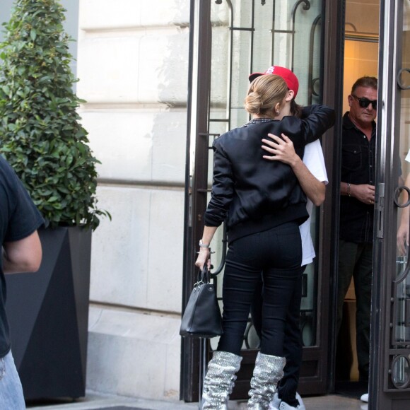 Céline Dion et son fils René-Charles Angelil sortent de l'hôtel Royal Monceau à Paris le 7 juillet 2017.