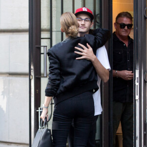 Céline Dion et son fils René-Charles Angelil sortent de l'hôtel Royal Monceau à Paris le 7 juillet 2017.
