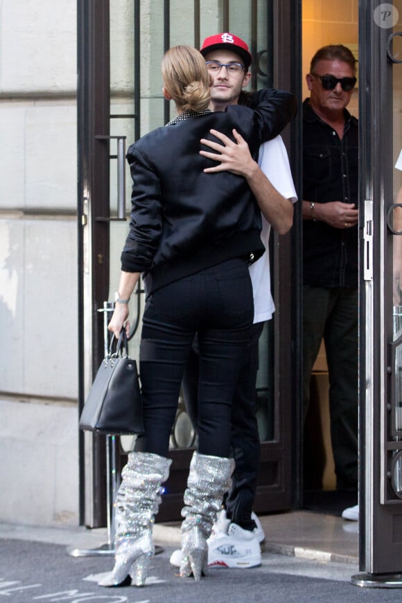 Céline Dion et son fils René-Charles Angelil sortent de l'hôtel Royal Monceau à Paris le 7 juillet 2017.