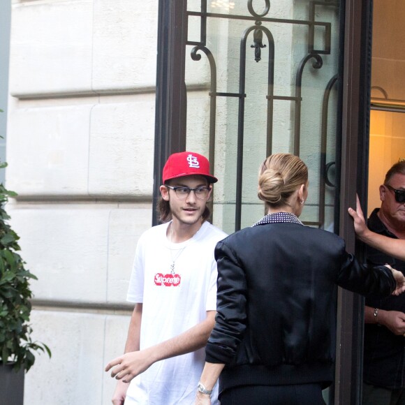Céline Dion et son fils René-Charles Angelil sortent de l'hôtel Royal Monceau à Paris le 7 juillet 2017.