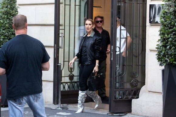 Céline Dion et son fils René-Charles Angelil sortent de l'hôtel Royal Monceau à Paris le 7 juillet 2017.
