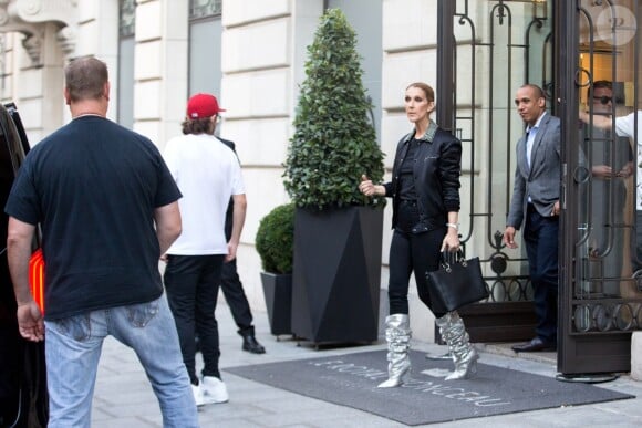 Céline Dion et son fils René-Charles Angelil sortent de l'hôtel Royal Monceau à Paris le 7 juillet 2017.