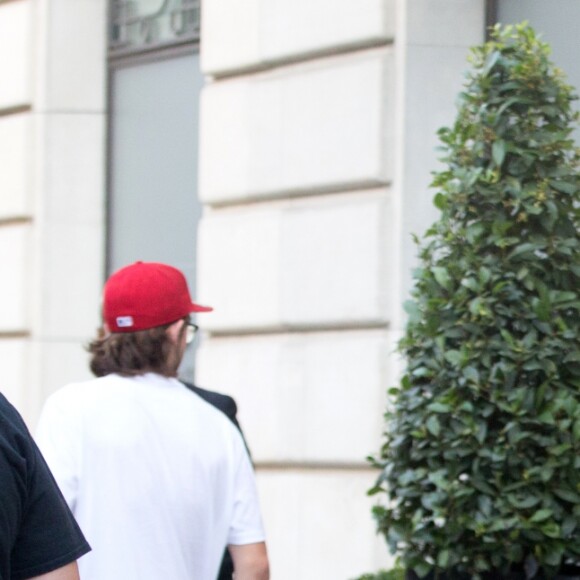Céline Dion et son fils René-Charles Angelil sortent de l'hôtel Royal Monceau à Paris le 7 juillet 2017.