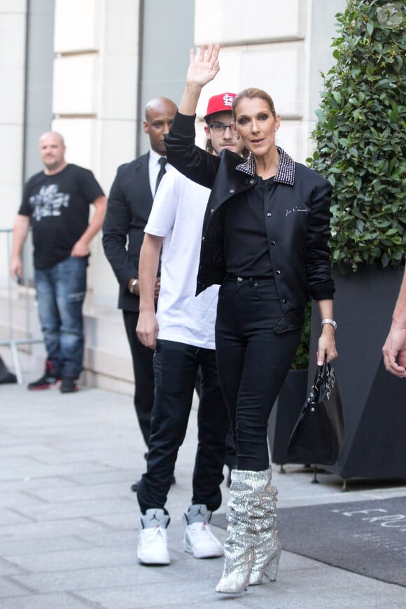 Céline Dion et son fils René-Charles Angelil sortent de l'hôtel Royal Monceau à Paris le 7 juillet 2017.