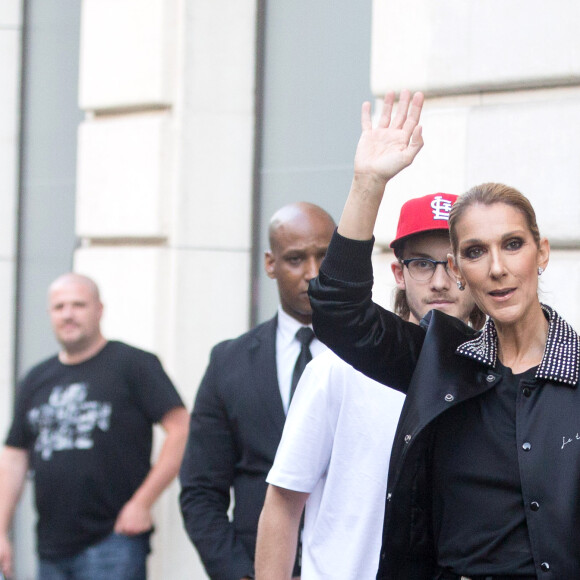 Céline Dion et son fils René-Charles Angelil sortent de l'hôtel Royal Monceau à Paris le 7 juillet 2017.