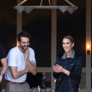 Céline Dion dîne avec deux amis au restaurant "Loulou", au musée des Arts Décoratifs à Paris le 7 juillet 2017.