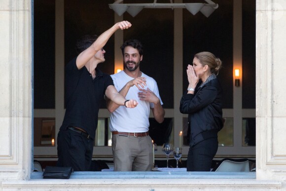 Céline Dion dîne avec deux amis au restaurant "Loulou", au musée des Arts Décoratifs à Paris le 7 juillet 2017.