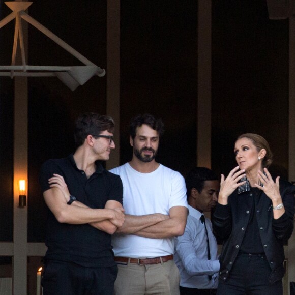 Céline Dion dîne avec deux amis au restaurant "Loulou", au musée des Arts Décoratifs à Paris le 7 juillet 2017.
