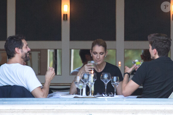 Céline Dion dîne avec deux amis au restaurant "Loulou", au musée des Arts Décoratifs à Paris le 7 juillet 2017.