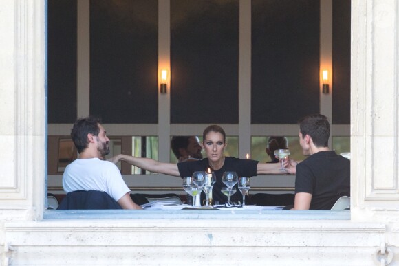 Céline Dion dîne avec deux amis au restaurant "Loulou", au musée des Arts Décoratifs à Paris le 7 juillet 2017.