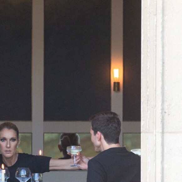 Céline Dion dîne avec deux amis au restaurant "Loulou", au musée des Arts Décoratifs à Paris le 7 juillet 2017.