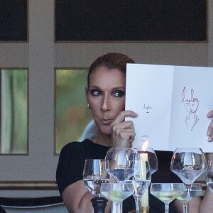 Céline Dion dîne avec deux amis au restaurant "Loulou", au musée des Arts Décoratifs à Paris le 7 juillet 2017.