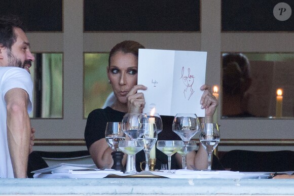 Céline Dion dîne avec deux amis au restaurant "Loulou", au musée des Arts Décoratifs à Paris le 7 juillet 2017.