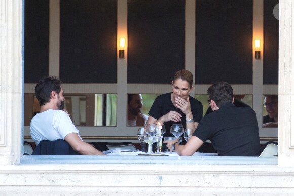 Céline Dion dîne avec deux amis au restaurant "Loulou", au musée des Arts Décoratifs à Paris le 7 juillet 2017.