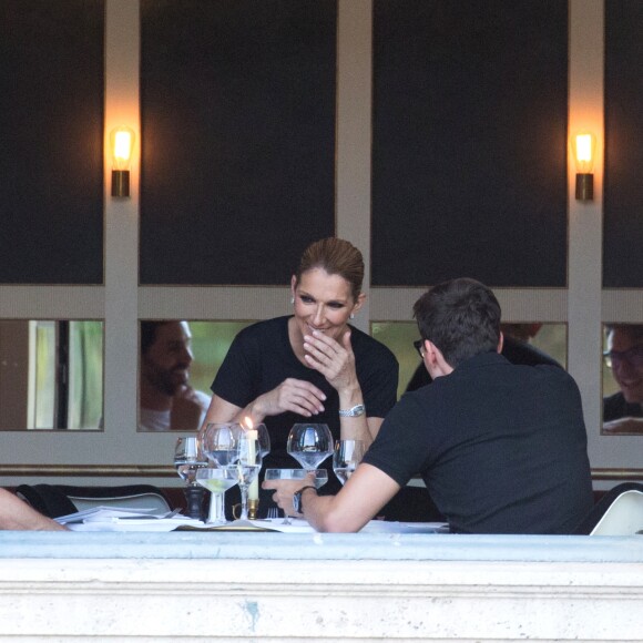 Céline Dion dîne avec deux amis au restaurant "Loulou", au musée des Arts Décoratifs à Paris le 7 juillet 2017.