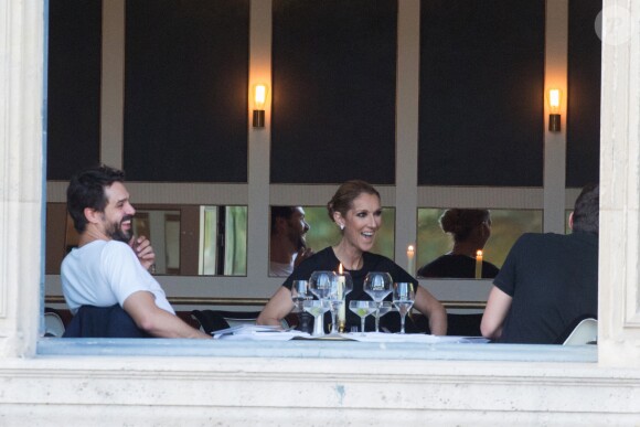 Céline Dion dîne avec deux amis au restaurant "Loulou", au musée des Arts Décoratifs à Paris le 7 juillet 2017.