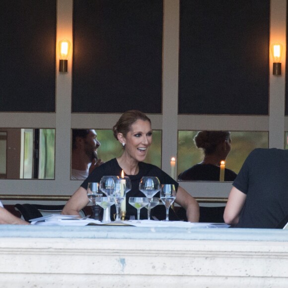 Céline Dion dîne avec deux amis au restaurant "Loulou", au musée des Arts Décoratifs à Paris le 7 juillet 2017.
