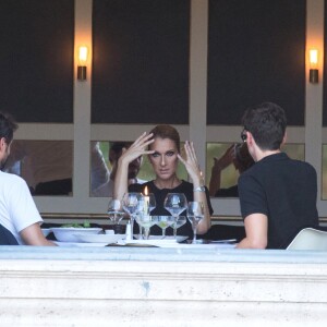 Céline Dion dîne avec deux amis au restaurant "Loulou", au musée des Arts Décoratifs à Paris le 7 juillet 2017.