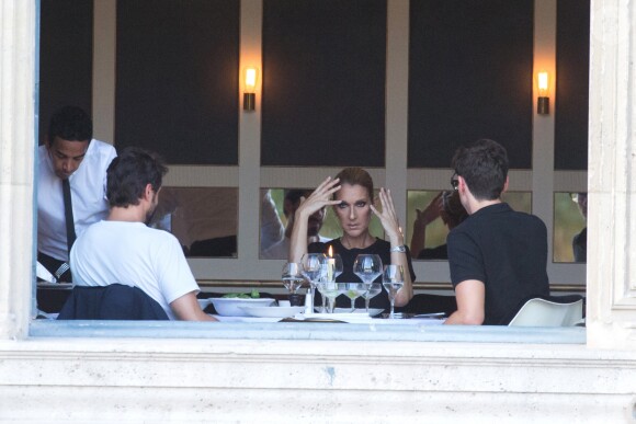 Céline Dion dîne avec deux amis au restaurant "Loulou", au musée des Arts Décoratifs à Paris le 7 juillet 2017.