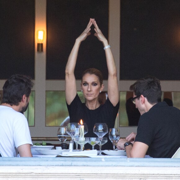 Céline Dion dîne avec deux amis au restaurant "Loulou", au musée des Arts Décoratifs à Paris le 7 juillet 2017.