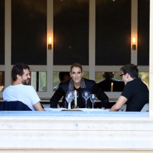 Céline Dion dîne avec deux amis au restaurant "Loulou", au musée des Arts Décoratifs à Paris le 7 juillet 2017.