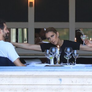 Céline Dion dîne avec deux amis au restaurant "Loulou", au musée des Arts Décoratifs à Paris le 7 juillet 2017.