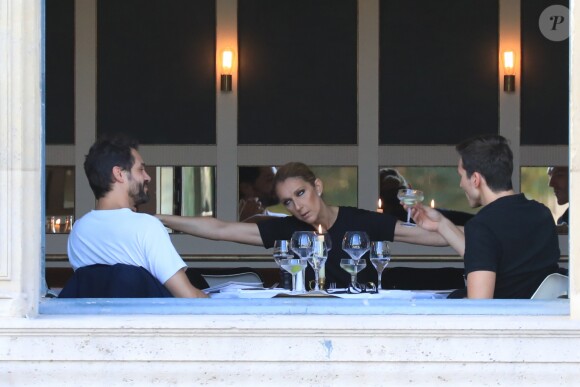 Céline Dion dîne avec deux amis au restaurant "Loulou", au musée des Arts Décoratifs à Paris le 7 juillet 2017.