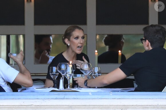 Céline Dion dîne avec deux amis au restaurant "Loulou", au musée des Arts Décoratifs à Paris le 7 juillet 2017.