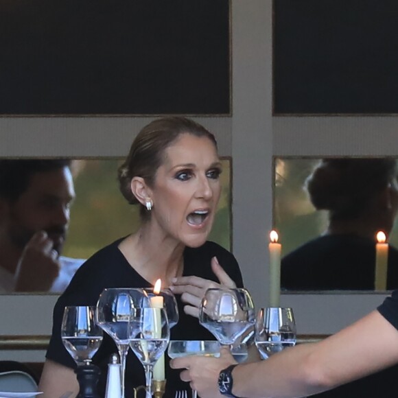 Céline Dion dîne avec deux amis au restaurant "Loulou", au musée des Arts Décoratifs à Paris le 7 juillet 2017.