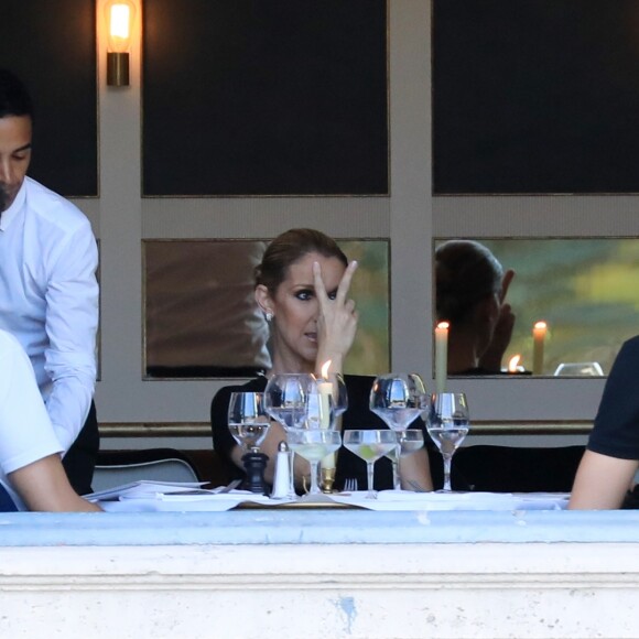 Céline Dion dîne avec deux amis au restaurant "Loulou", au musée des Arts Décoratifs à Paris le 7 juillet 2017.