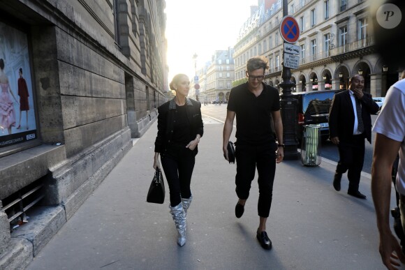 Céline Dion dîne avec deux amis au restaurant "Loulou", au musée des Arts Décoratifs à Paris le 7 juillet 2017.