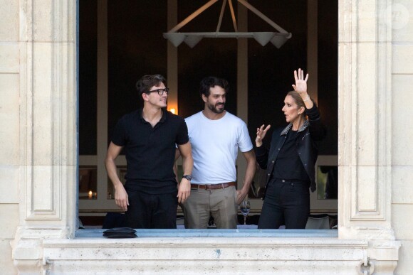 Céline Dion dîne avec deux amis au restaurant "Loulou", au musée des Arts Décoratifs à Paris le 7 juillet 2017.