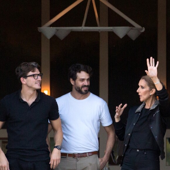 Céline Dion dîne avec deux amis au restaurant "Loulou", au musée des Arts Décoratifs à Paris le 7 juillet 2017.