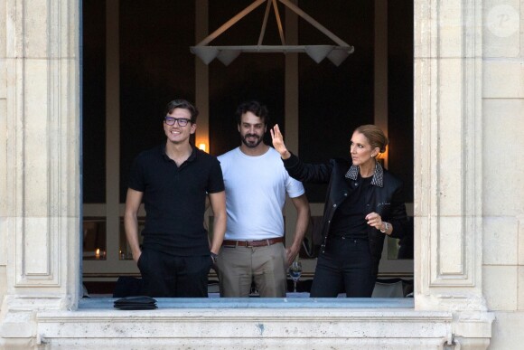 Céline Dion dîne avec deux amis au restaurant "Loulou", au musée des Arts Décoratifs à Paris le 7 juillet 2017.