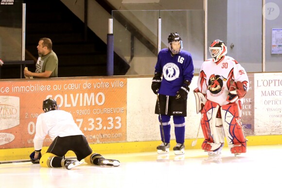Exclusif - René-Charles Angelil et ses amis vont faire une partie de hockey sur glace à la patinoire de Courbevoie, suivie d'un déjeuner au restaurant Chipotle à Levallois-Perret. Le 7 juillet 2017.