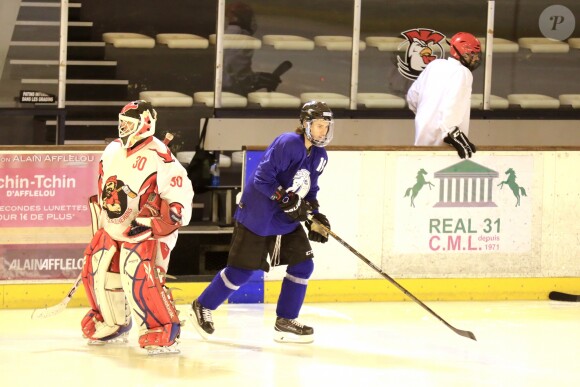 Exclusif - René-Charles Angelil et ses amis vont faire une partie de hockey sur glace à la patinoire de Courbevoie, suivie d'un déjeuner au restaurant Chipotle à Levallois-Perret. Le 7 juillet 2017.
