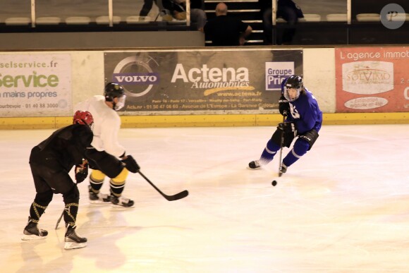 Exclusif - René-Charles Angelil et ses amis vont faire une partie de hockey sur glace à la patinoire de Courbevoie, suivie d'un déjeuner au restaurant Chipotle à Levallois-Perret. Le 7 juillet 2017.