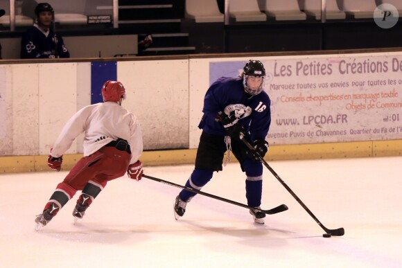 Exclusif - René-Charles Angelil et ses amis vont faire une partie de hockey sur glace à la patinoire de Courbevoie, suivie d'un déjeuner au restaurant Chipotle à Levallois-Perret. Le 7 juillet 2017.