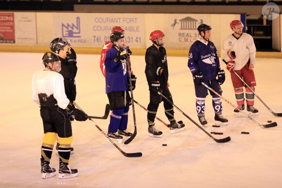 Exclusif - René-Charles Angelil et ses amis vont faire une partie de hockey sur glace à la patinoire de Courbevoie, suivie d'un déjeuner au restaurant Chipotle à Levallois-Perret. Le 7 juillet 2017.