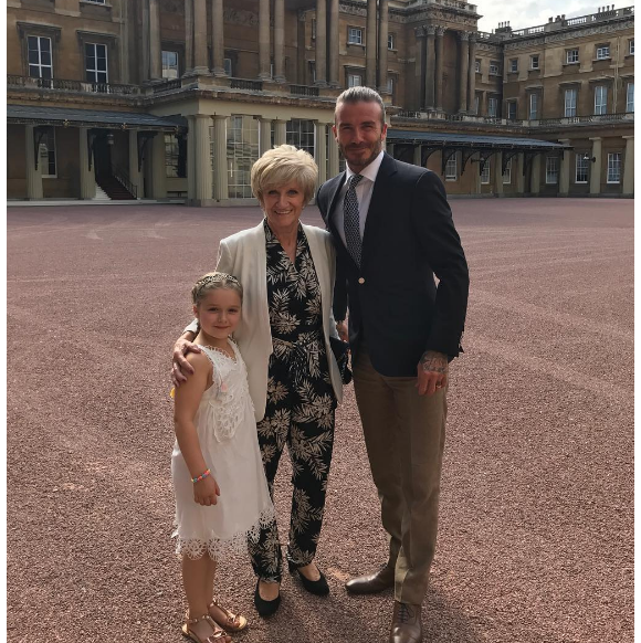 David Beckham célèbre le sixième anniversaire de sa fille Harper, en compagnie de sa mère, au Palais de Buckingham - Photo publiée sur Instagram le 10 juillet 2017.