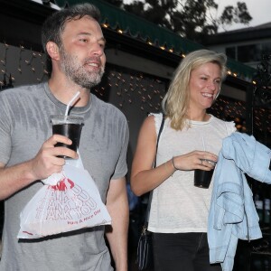 Ben Affleck est allé manger une pizza avec sa nouvelle compagne Lindsay Shookus à Pacific Palisades, le 10 juillet 2017