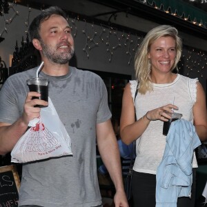 Ben Affleck est allé manger une pizza avec sa nouvelle compagne Lindsay Shookus à Pacific Palisades, le 10 juillet 2017