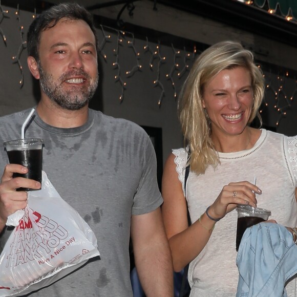 Ben Affleck est allé manger une pizza avec sa nouvelle compagne Lindsay Shookus à Pacific Palisades, le 10 juillet 2017