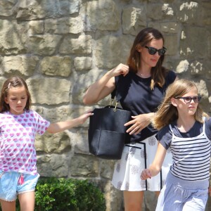 Jennifer Garner à la sortie d'un église avec ses enfants Violet, Seraphina et Samuel à Brentwood, le 9 juillet 2017